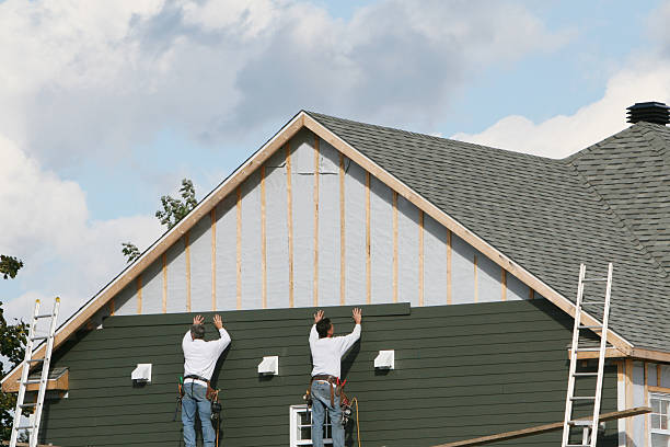 Professional Wood Siding technician working in Wellington, TX